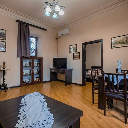 Apartments Near Metekhi Cathedral Тбілісі Екстер'єр фото
