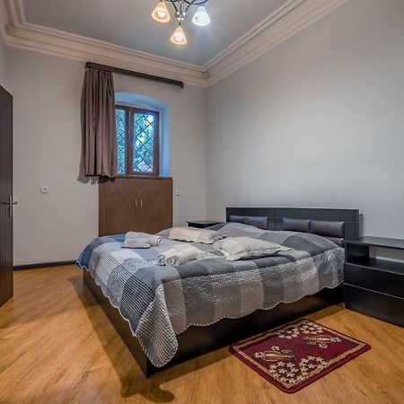 Apartments Near Metekhi Cathedral Тбілісі Екстер'єр фото