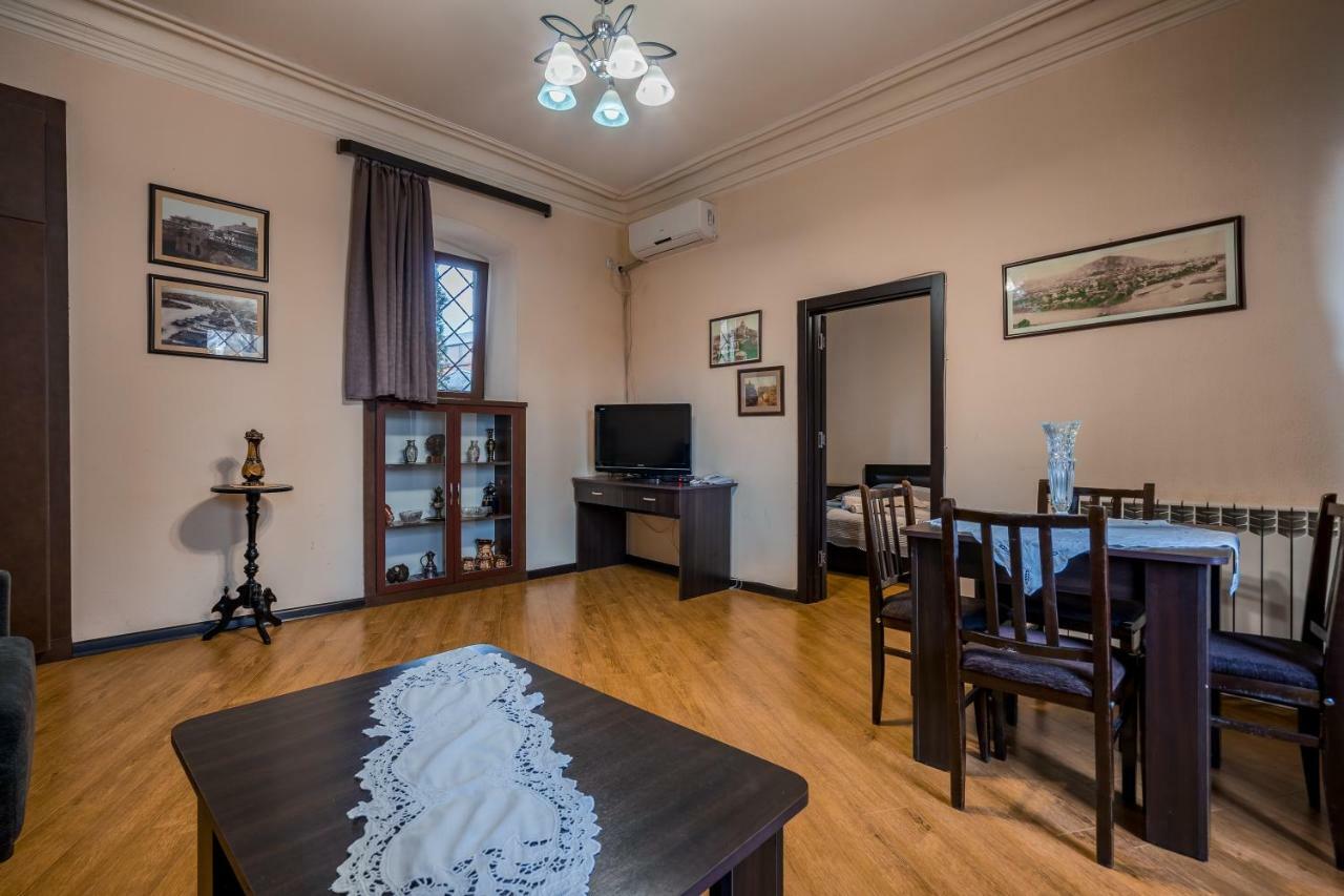 Apartments Near Metekhi Cathedral Тбілісі Екстер'єр фото