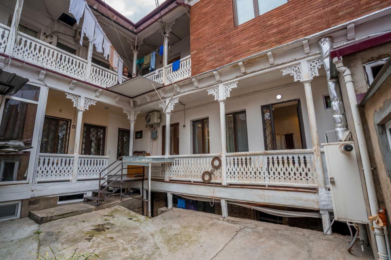 Apartments Near Metekhi Cathedral Тбілісі Екстер'єр фото