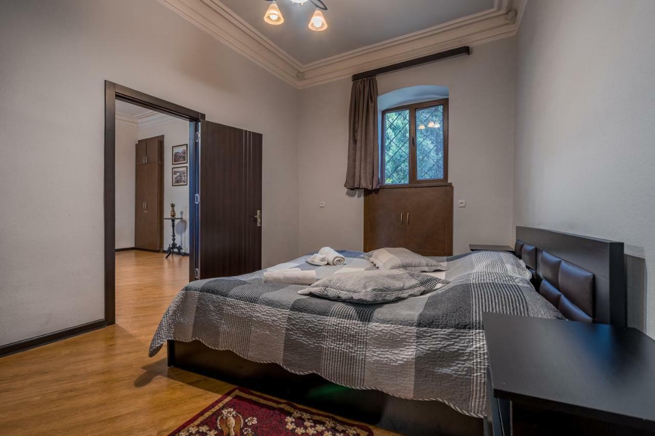 Apartments Near Metekhi Cathedral Тбілісі Екстер'єр фото